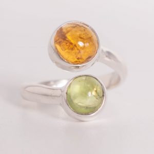 anillo ajustable de plata 915 con cabujón de turmalina naranja y peridoto., diseño exclusivo hecho a mano por Punay Project.