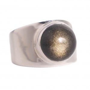 anillo de plata 925 con piedra Obsidiana, un diseño exclusivo hecho a mano por Punay Project en España.