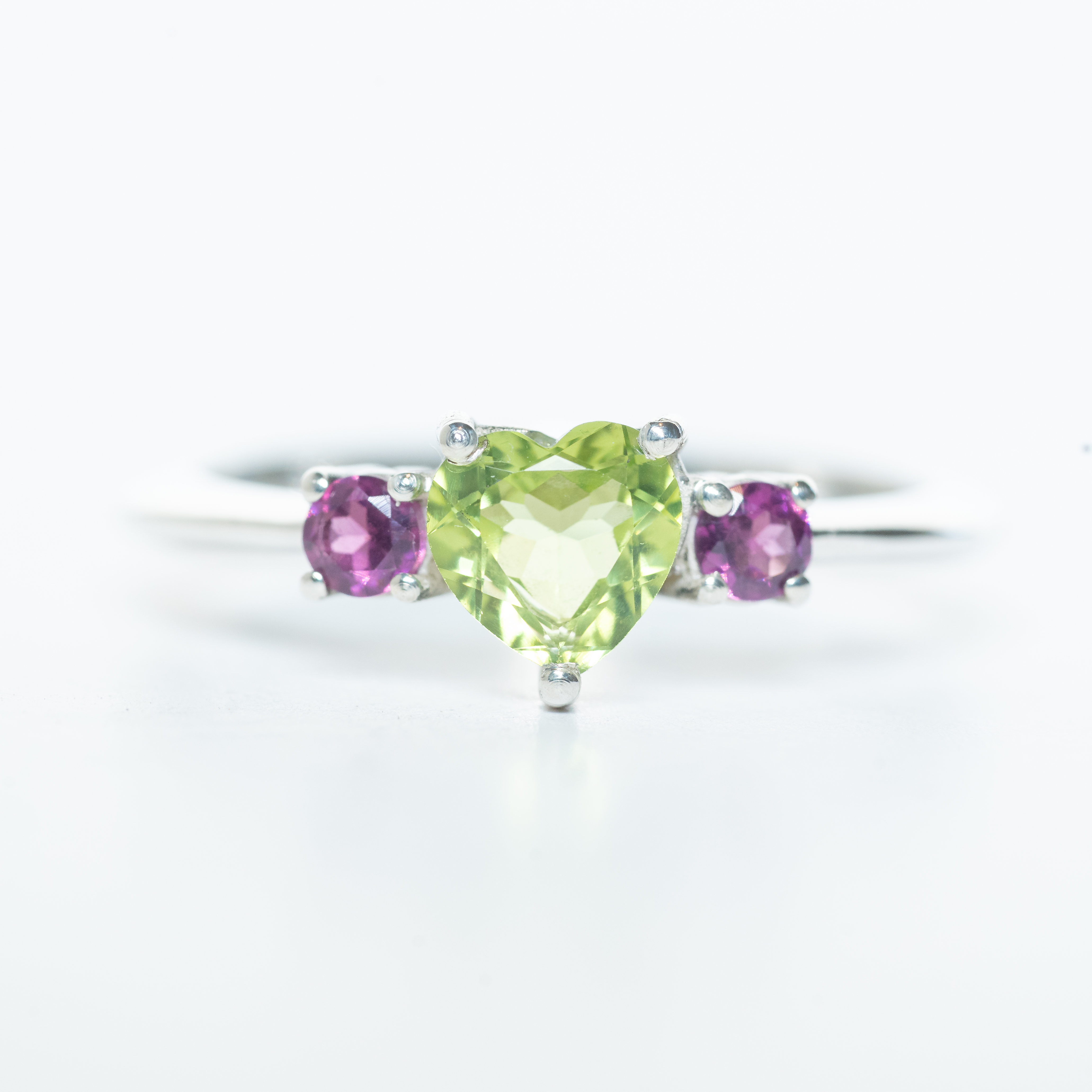 Anillo RAÍZ Peridoto y Rodolitas T16