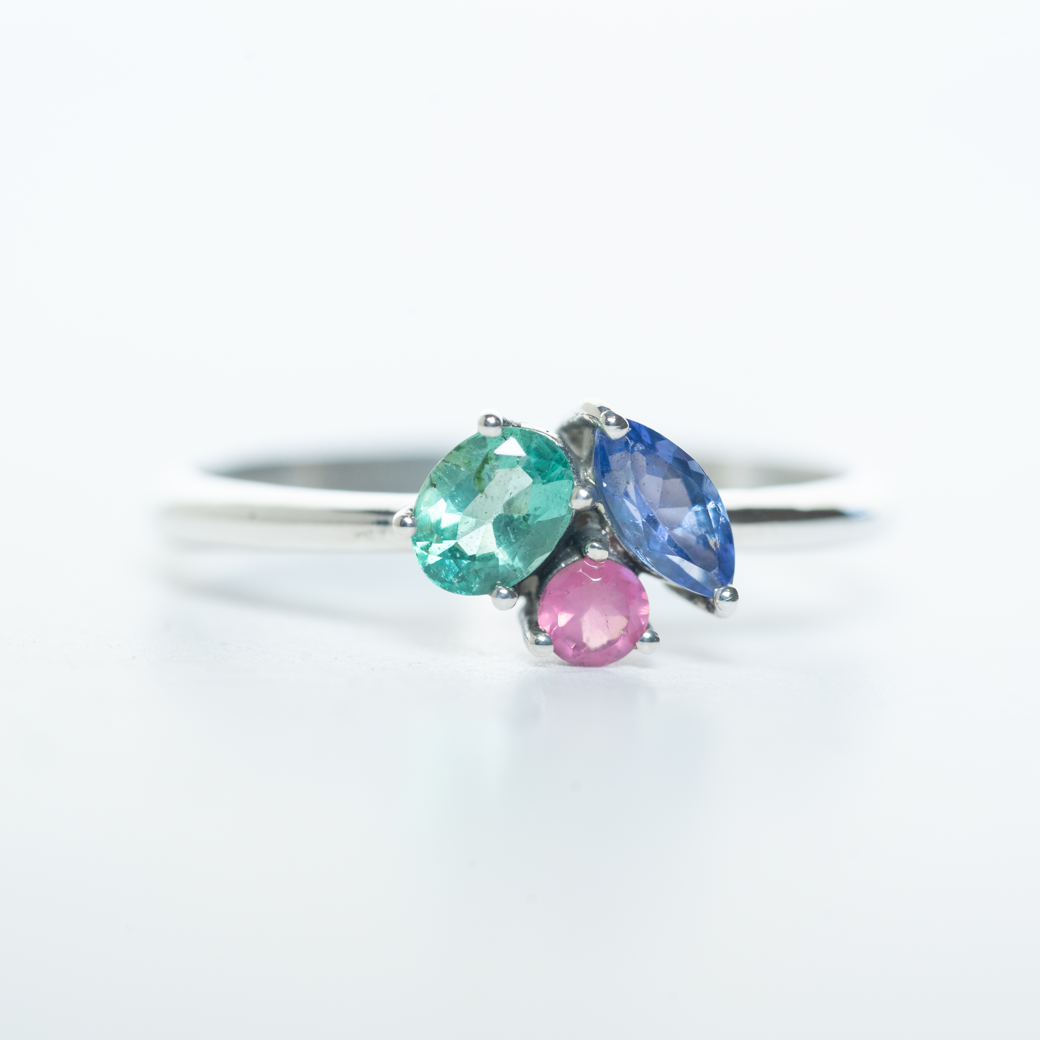 Anillo FLUIR Tanzanita, Esmeralda y Zafiro T17
