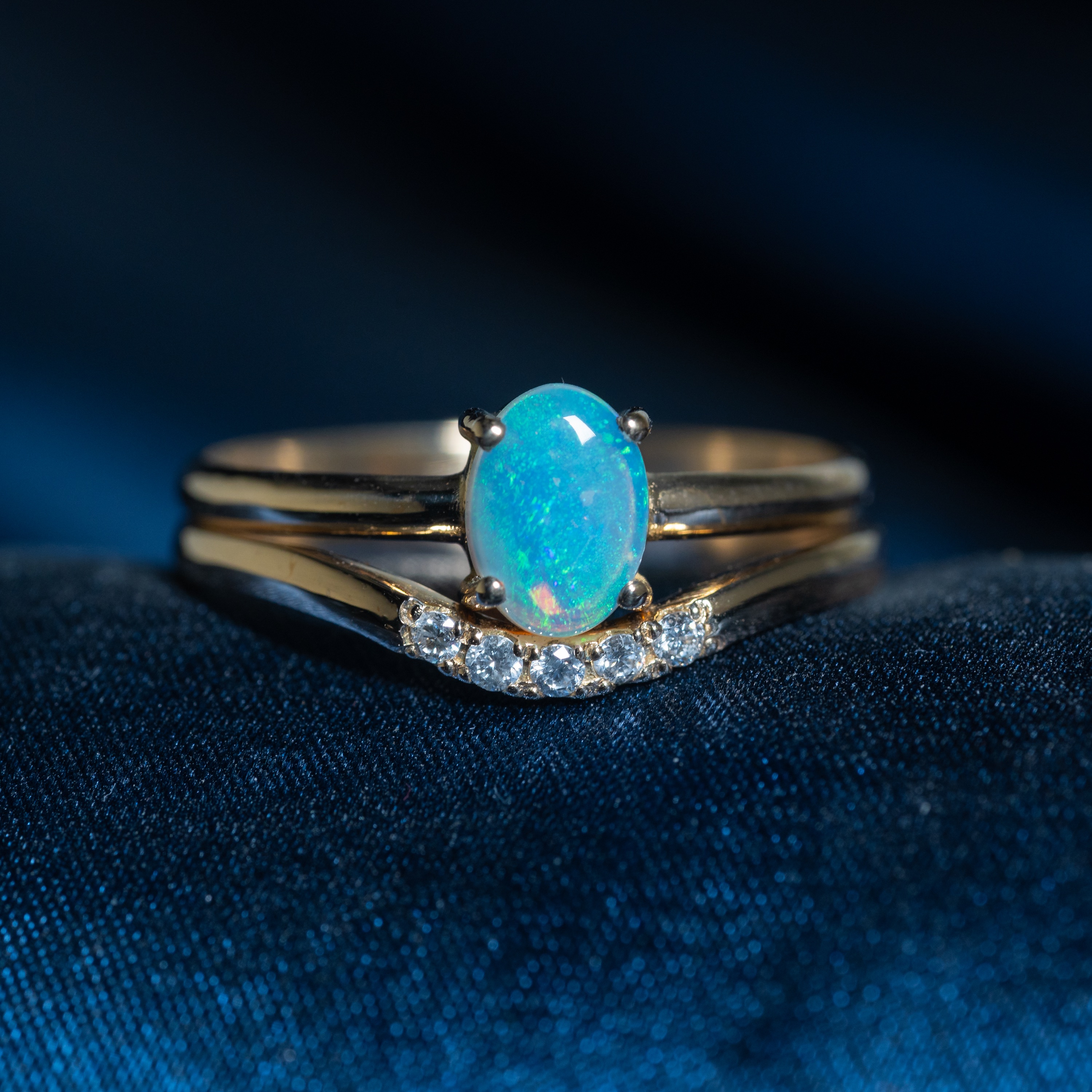 Promesa. Dos anillos en uno en oro 18k con ópalo y diamantes