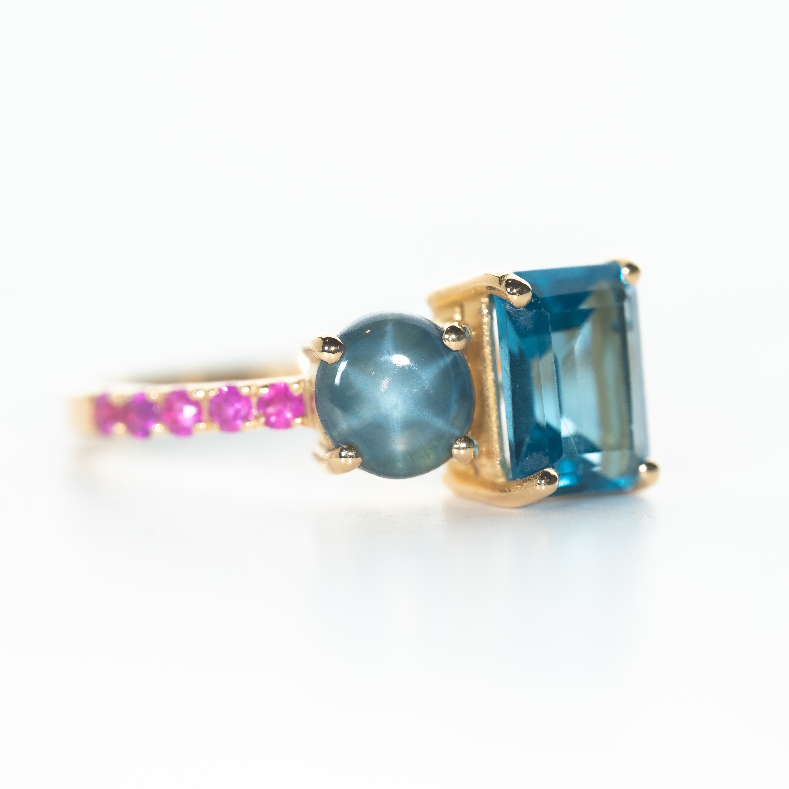 HORTENSIA. Anillo de oro 18k con zafiro estrella azul y rubíes