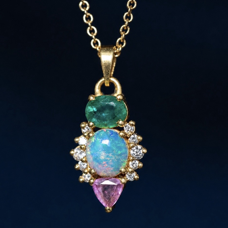 ONA • Oro 18k, Diamantes, Esmeralda, Ópalo Australiano y Zafiro Rosa