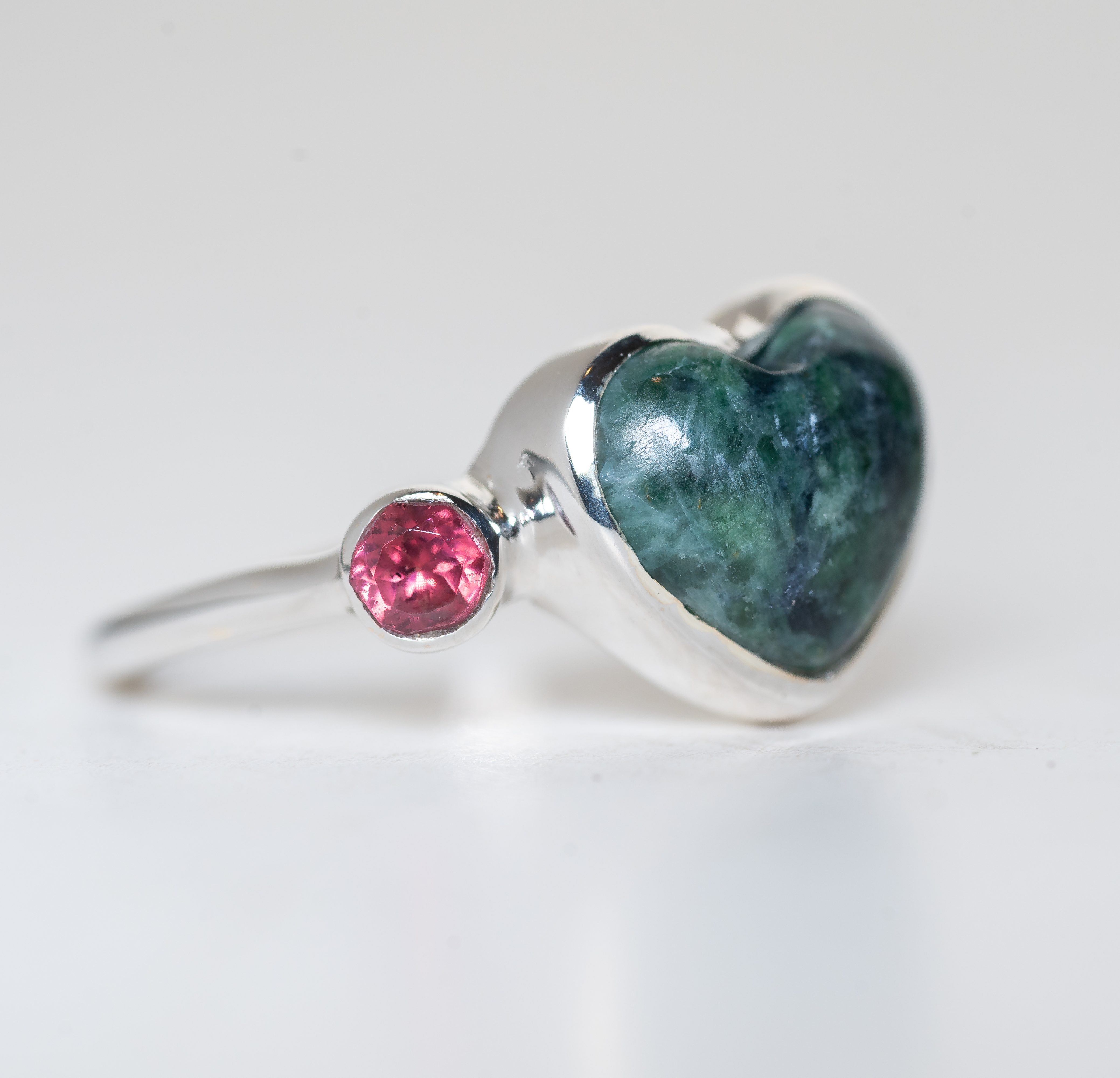 Anillo ÓRBITA Jade de Guatemala y Turmalina Rosa T14