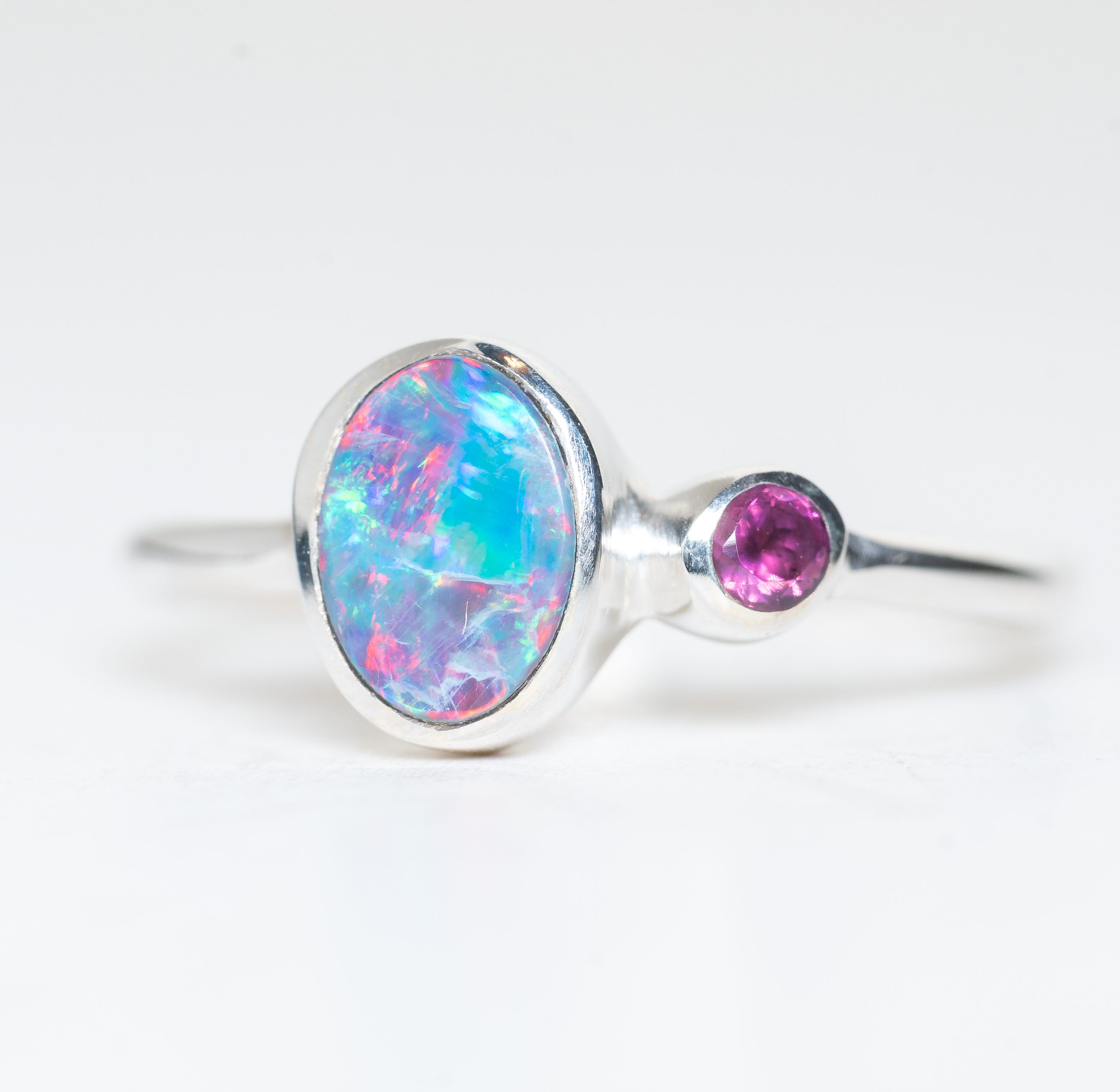 Anillo ÓRBITA Ópalo Australiano y Rodolita T11