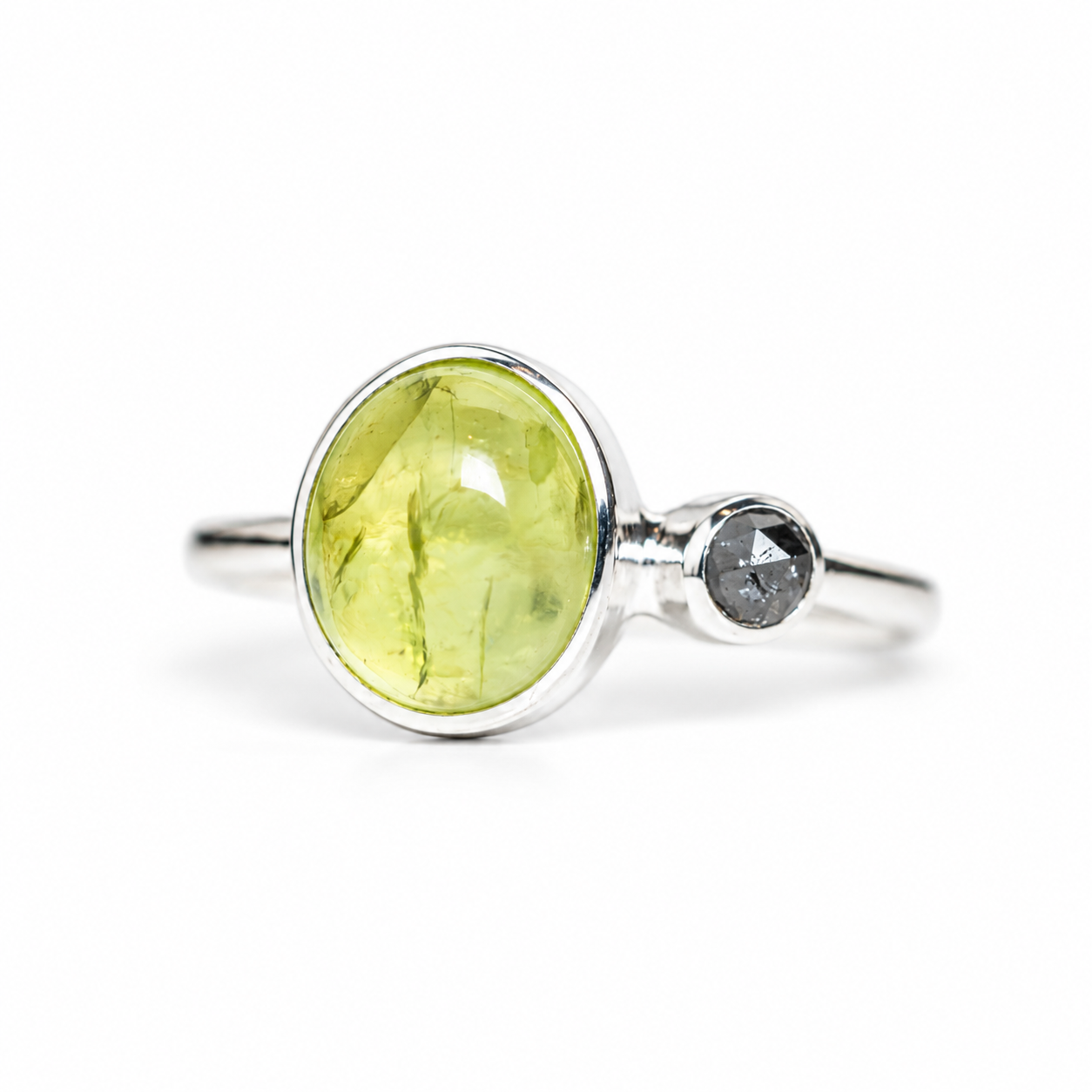 Anillo Órbita Peridoto y Diamante negro